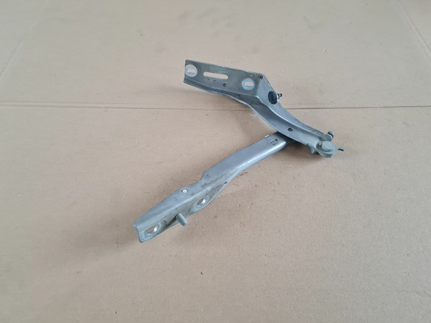 Pārsega eņģe, pa kreisi priekš PEUGEOT 307 2003 2 Pārsega eņģe, pa kreisi priekš PEUGEOT 307 2003