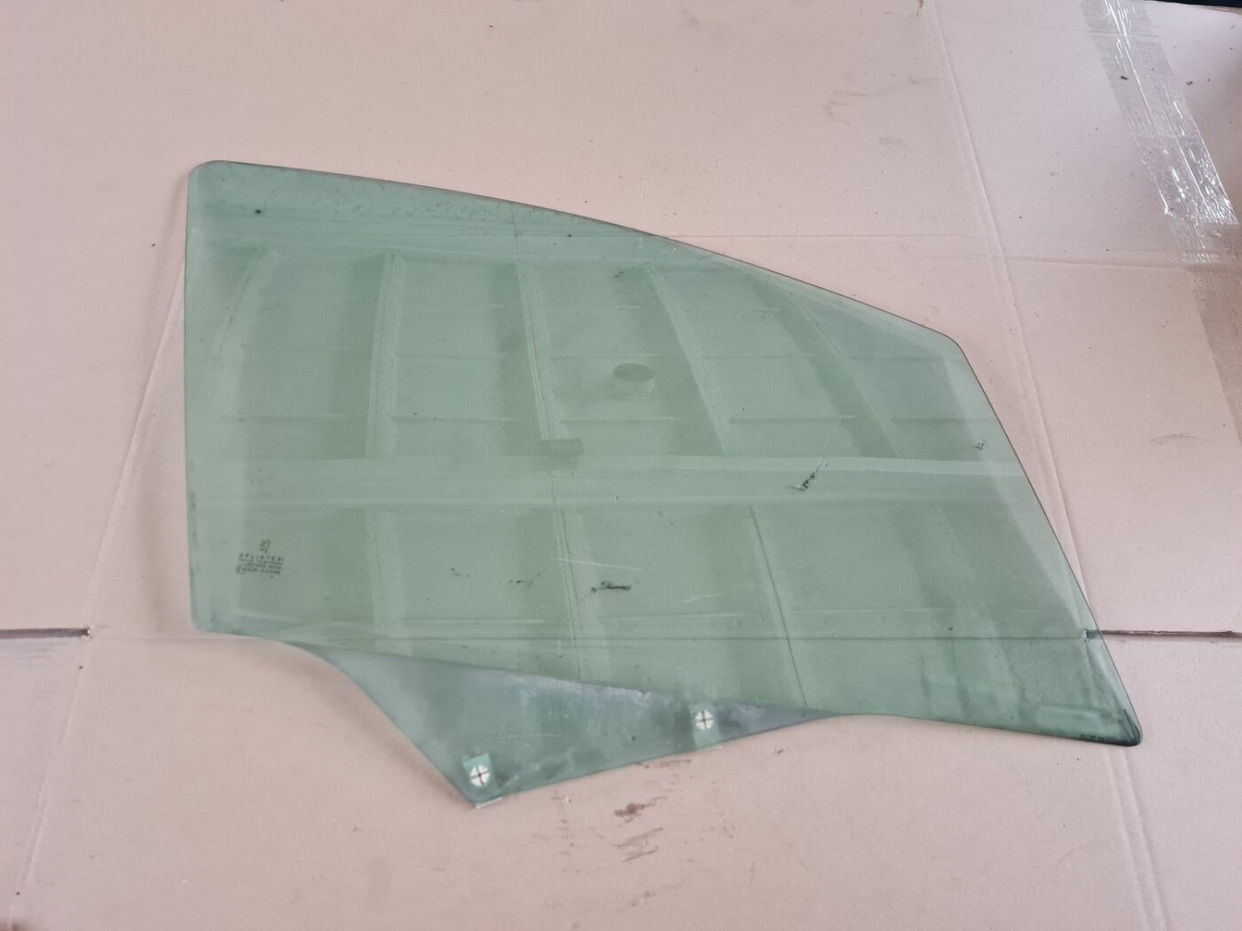 Priekšējo labo durvju stikls priekš PEUGEOT 307 2003