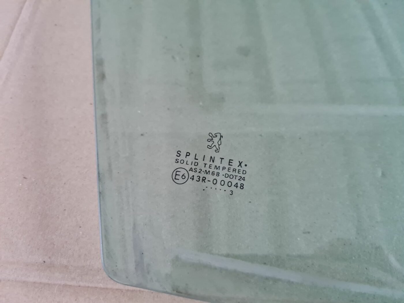 Priekšējo labo durvju stikls priekš PEUGEOT 307 2003