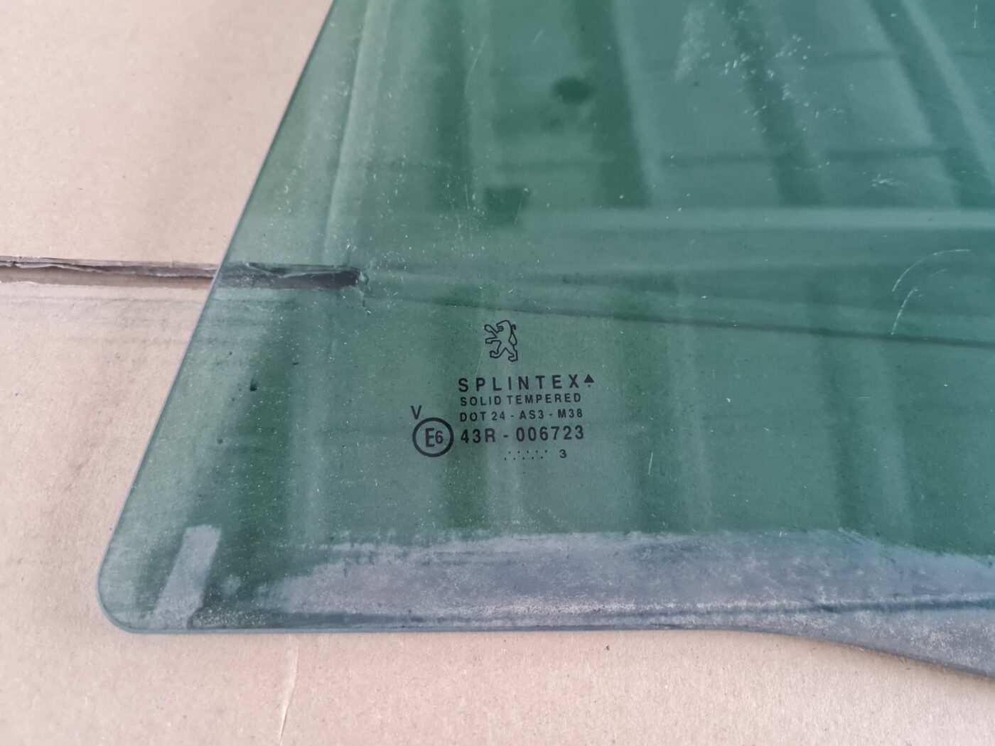 Aizmugurējo kreiso durvju stikls priekš PEUGEOT 307 2003 2 Aizmugurējo kreiso durvju stikls priekš PEUGEOT 307 2003