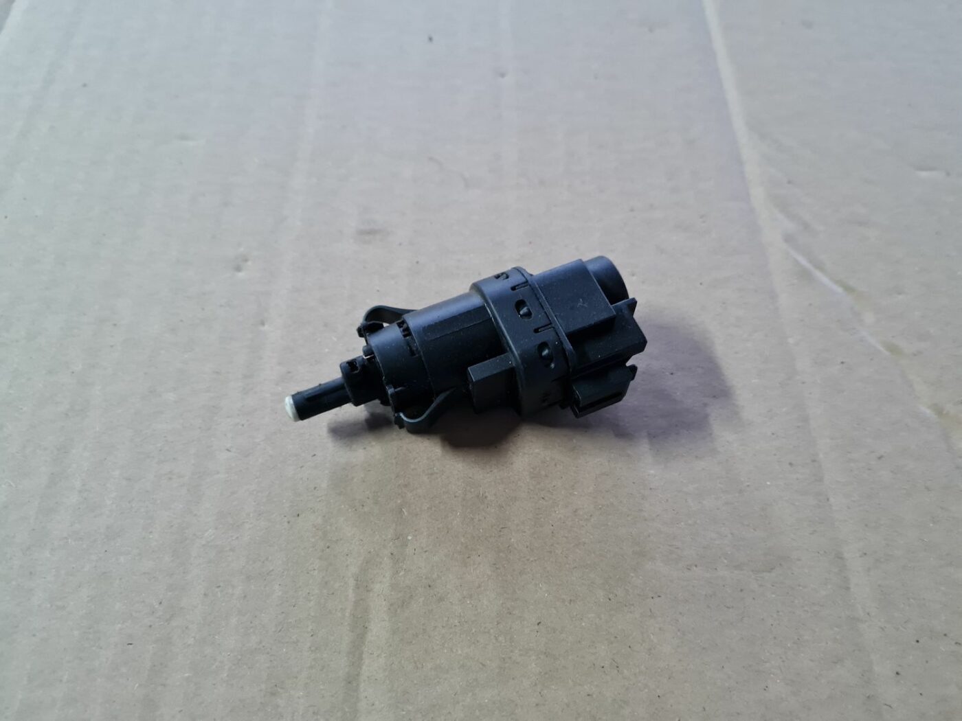 Bremžu signāla slēdzis priekš MAZDA 3 2007 1 Bremžu signāla slēdzis priekš MAZDA 3 2007