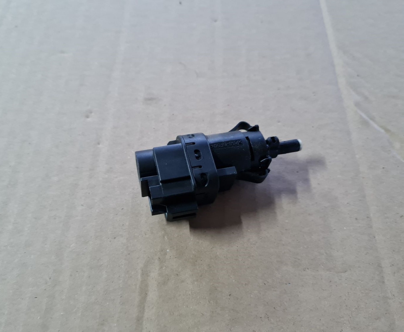 Bremžu signāla slēdzis priekš MAZDA 3 2007 2 Bremžu signāla slēdzis priekš MAZDA 3 2007