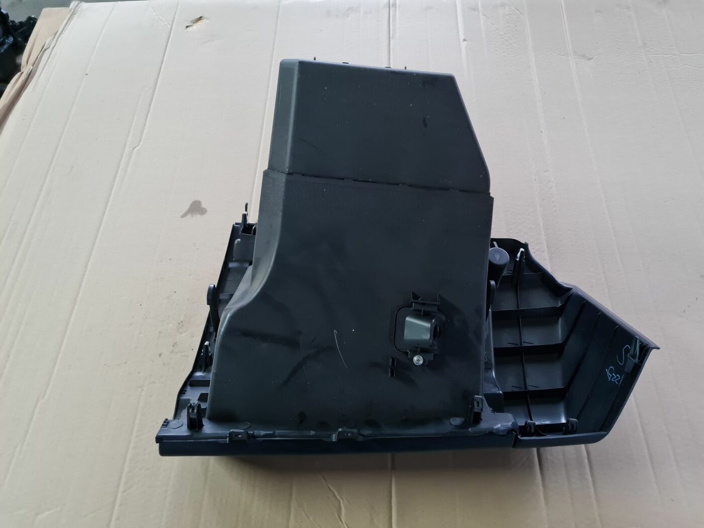 Mantu glabāšanas nodalījums pasažiera pusē priekš MAZDA 3 2007 4 Mantu glabāšanas nodalījums pasažiera pusē priekš MAZDA 3 2007