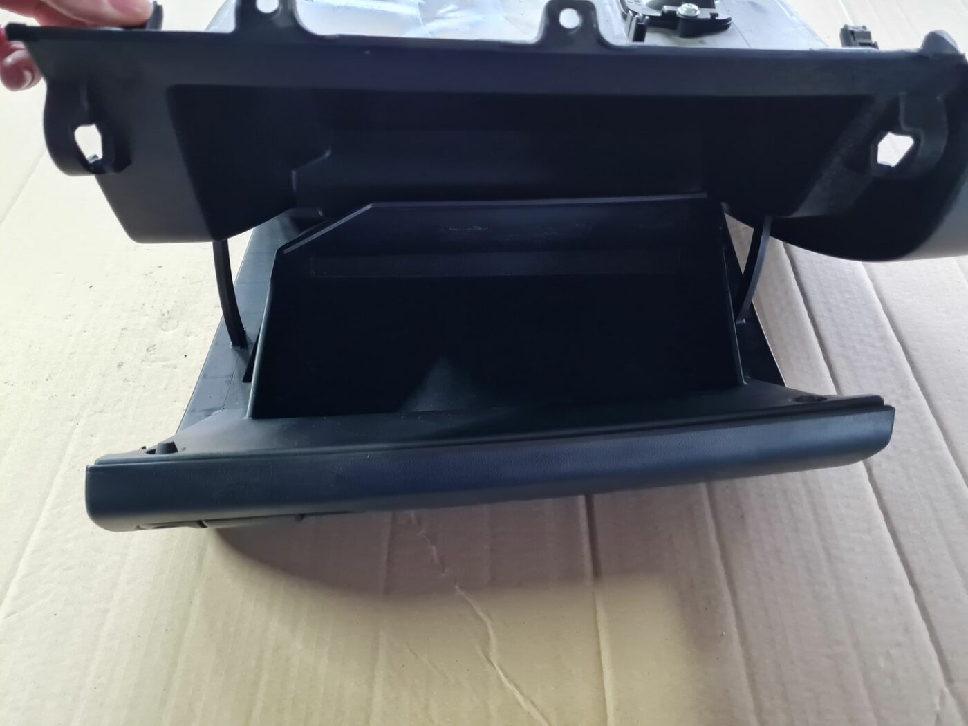 Mantu glabāšanas nodalījums pasažiera pusē priekš MAZDA 3 2007 3 Mantu glabāšanas nodalījums pasažiera pusē priekš MAZDA 3 2007