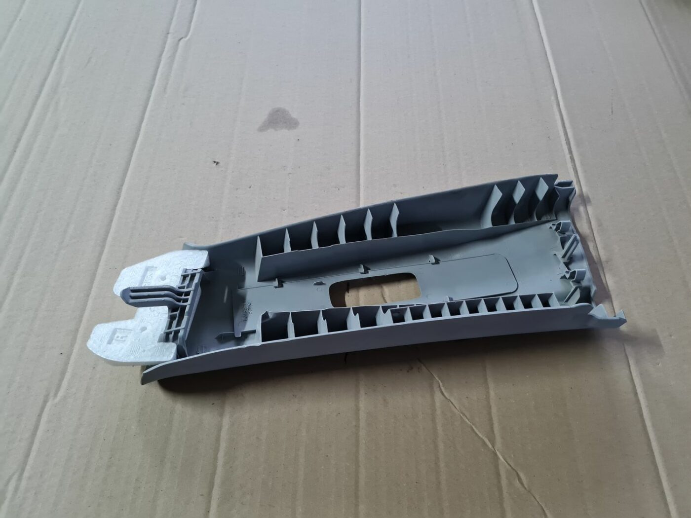 Vidējas salona statnes apdare priekš MAZDA 3 2007 4 Vidējas salona statnes apdare priekš MAZDA 3 2007