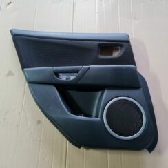 Aizmugurējo kreiso durvju apdare priekš MAZDA 3 2007