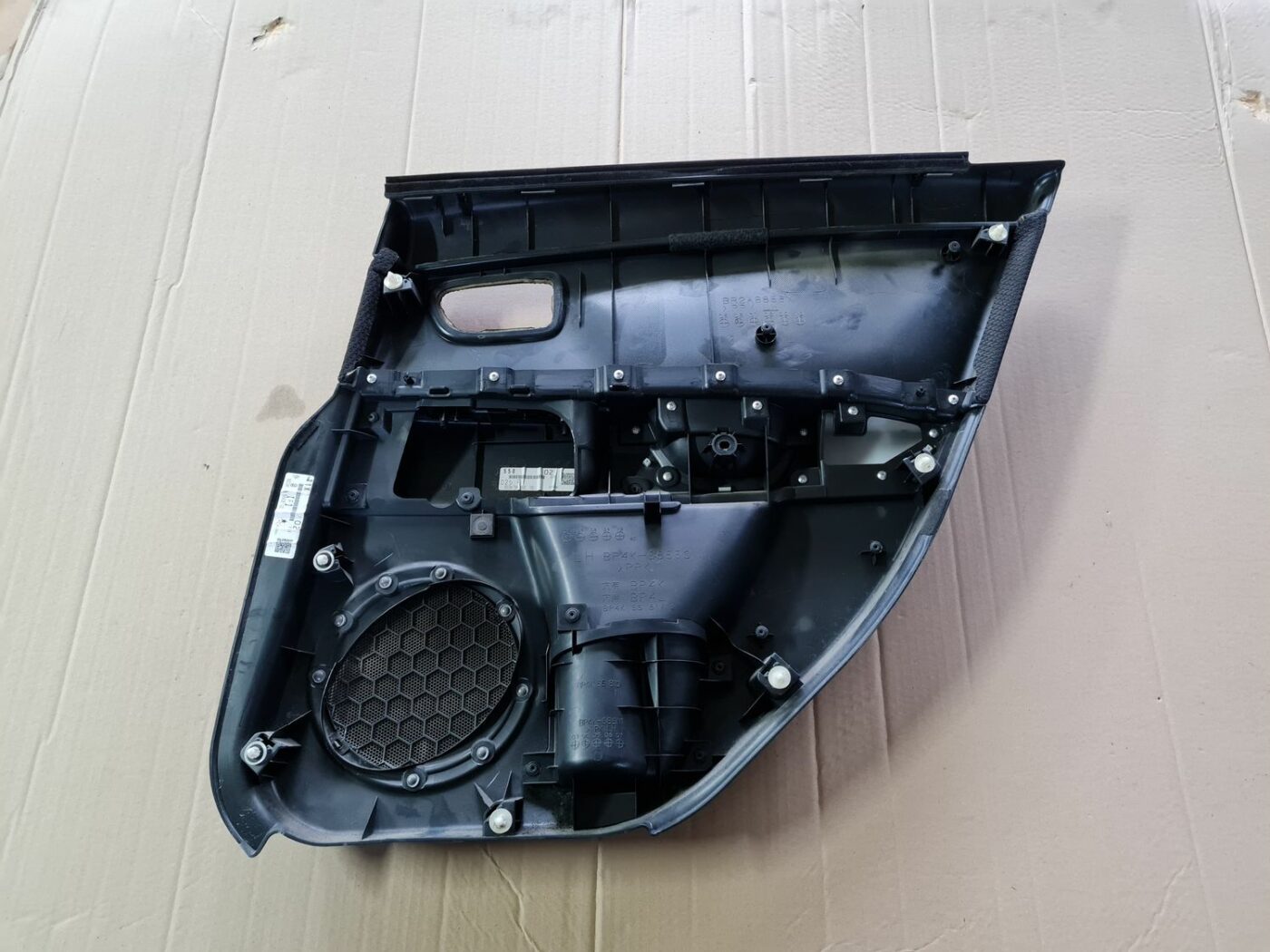 Aizmugurējo kreiso durvju apdare priekš MAZDA 3 2007