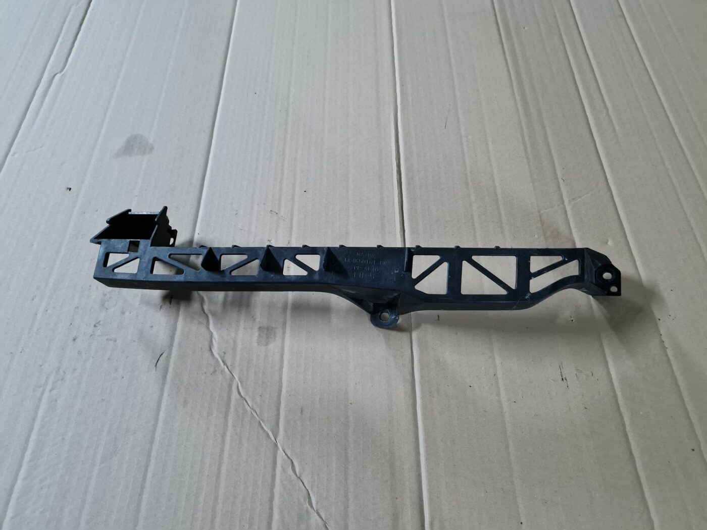 Priekšēja luktura kronšteins priekš MAZDA 3 2007 1 Priekšēja luktura kronšteins priekš MAZDA 3 2007