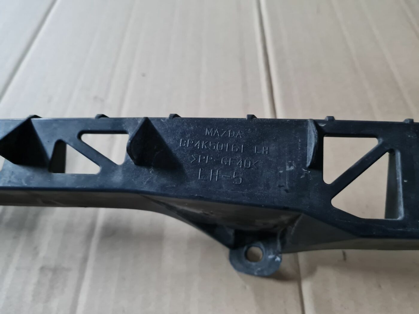 Priekšēja luktura kronšteins priekš MAZDA 3 2007 2 Priekšēja luktura kronšteins priekš MAZDA 3 2007