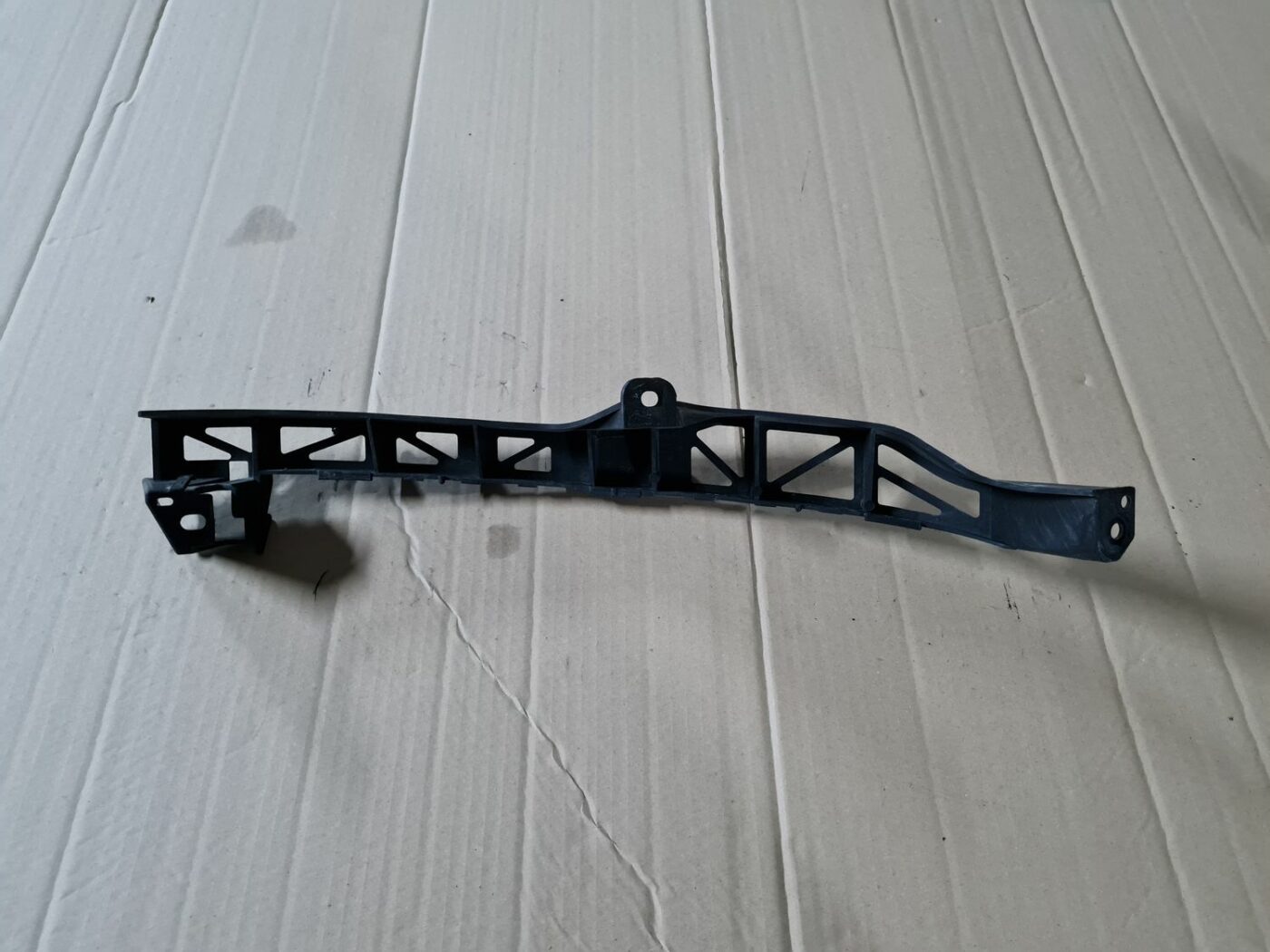 Priekšēja luktura kronšteins priekš MAZDA 3 2007 3 Priekšēja luktura kronšteins priekš MAZDA 3 2007