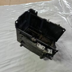 Akumulatora stiprināšanas korpuss priekš MAZDA 3 2007