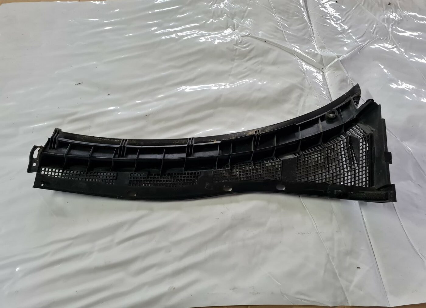 Vējstikla uzlikas (deflektora) režģis priekš MAZDA 3 2007 2 Vējstikla uzlikas (deflektora) režģis priekš MAZDA 3 2007