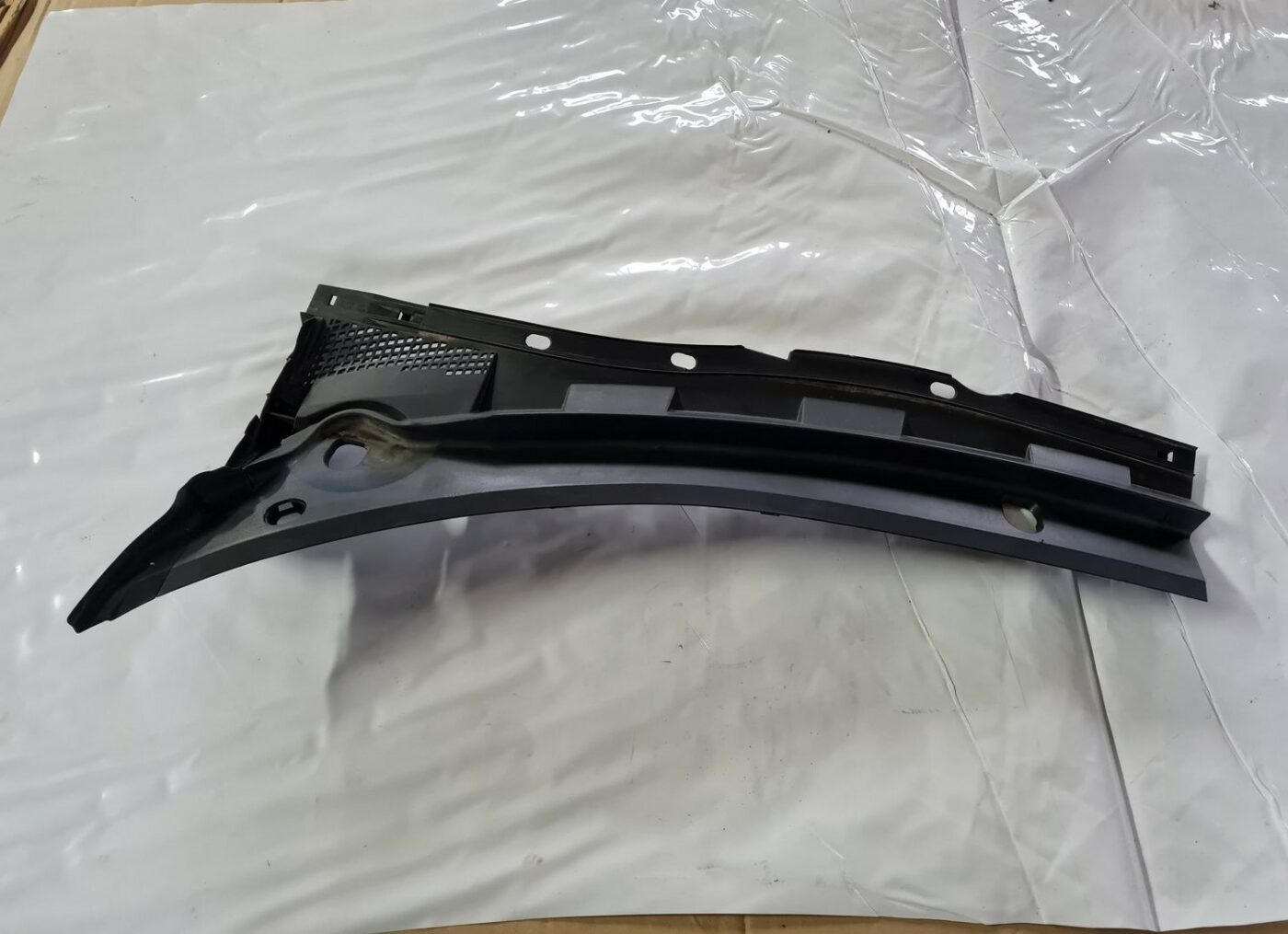 Vējstikla uzlikas (deflektora) režģis priekš MAZDA 3 2007 1 Vējstikla uzlikas (deflektora) režģis priekš MAZDA 3 2007