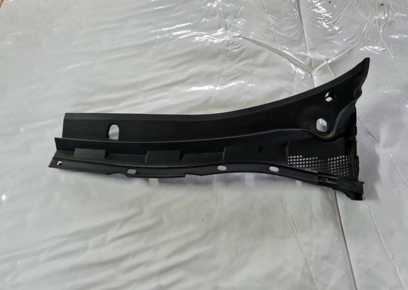 Vējstikla uzlikas (deflektora) režģis priekš MAZDA 3 2007 2 Vējstikla uzlikas (deflektora) režģis priekš MAZDA 3 2007