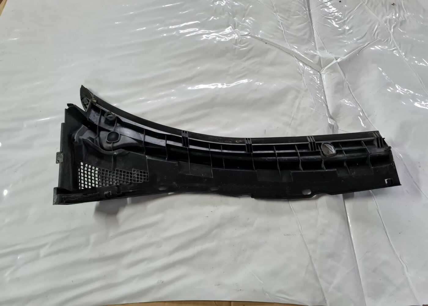 Vējstikla uzlikas (deflektora) režģis priekš MAZDA 3 2007 3 Vējstikla uzlikas (deflektora) režģis priekš MAZDA 3 2007