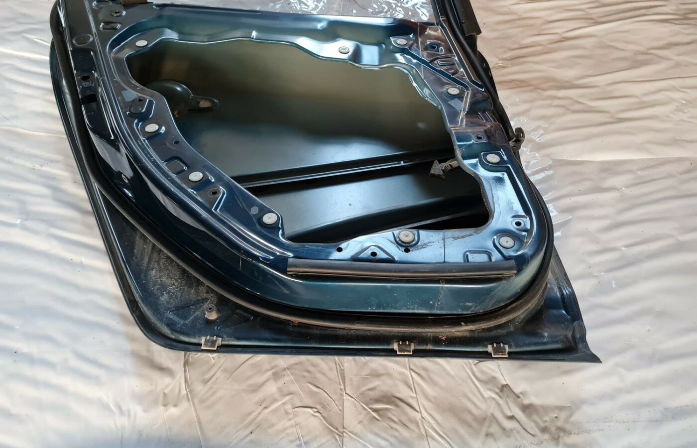 Aizmugurējās kreisās durvis priekš MAZDA 3 2007 3 Aizmugurējās kreisās durvis priekš MAZDA 3 2007