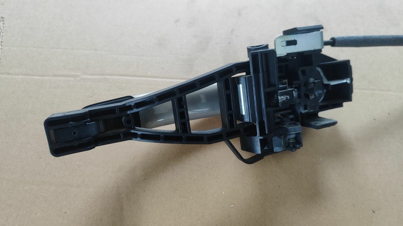 Priekšējāis labais durvju rokturis priekš FORD FOCUS 2016 UNIVERSAL 4 Priekšējāis labais durvju rokturis priekš FORD FOCUS 2016 UNIVERSAL