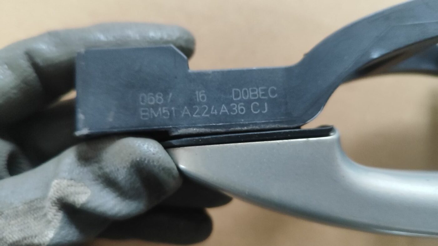 Priekšējāis labais durvju rokturis priekš FORD FOCUS 2016 UNIVERSAL 3 Priekšējāis labais durvju rokturis priekš FORD FOCUS 2016 UNIVERSAL