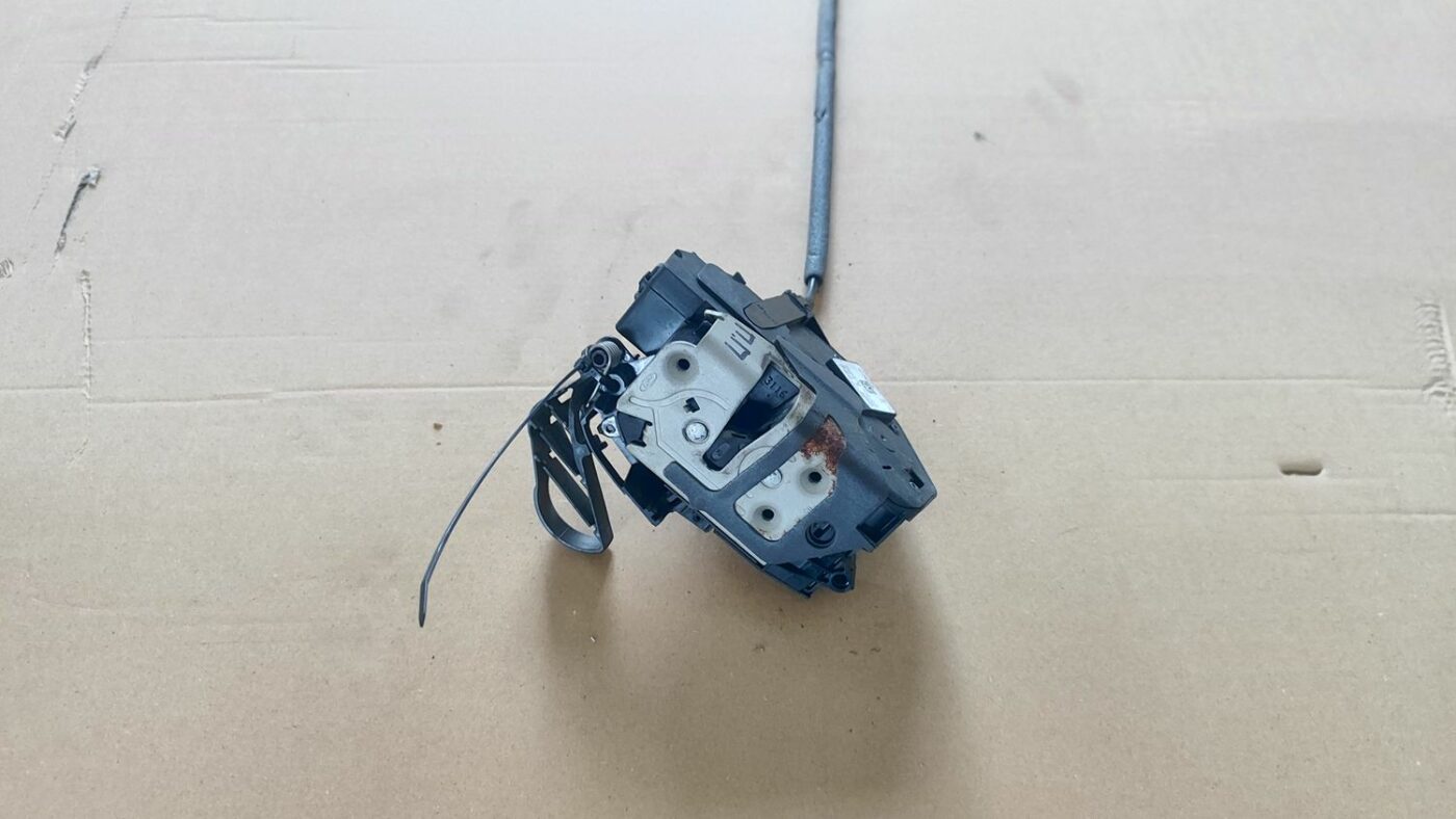 Priekšējo labo durvju slēdzene priekš FORD FOCUS 2016 UNIVERSAL 2 Priekšējo labo durvju slēdzene priekš FORD FOCUS 2016 UNIVERSAL