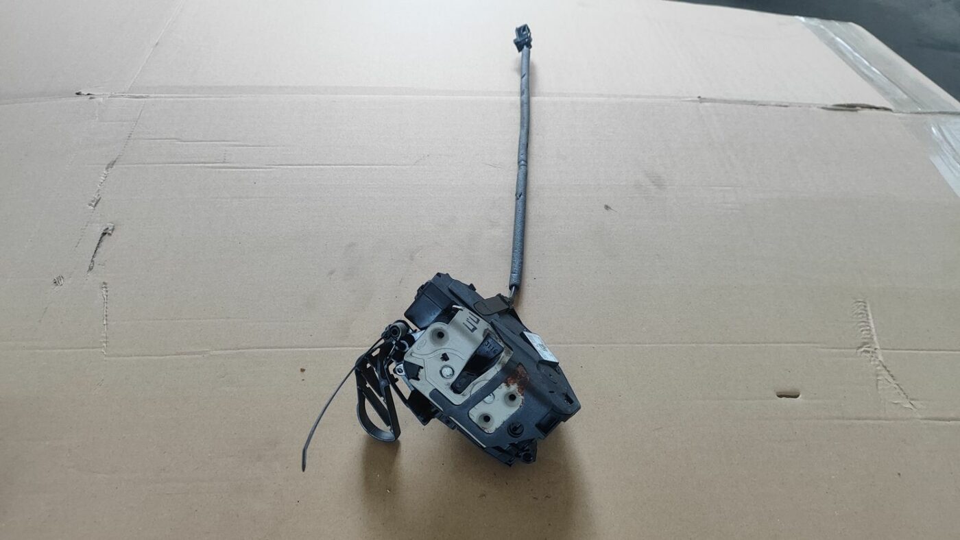 Priekšējo labo durvju slēdzene priekš FORD FOCUS 2016 UNIVERSAL 1 Priekšējo labo durvju slēdzene priekš FORD FOCUS 2016 UNIVERSAL