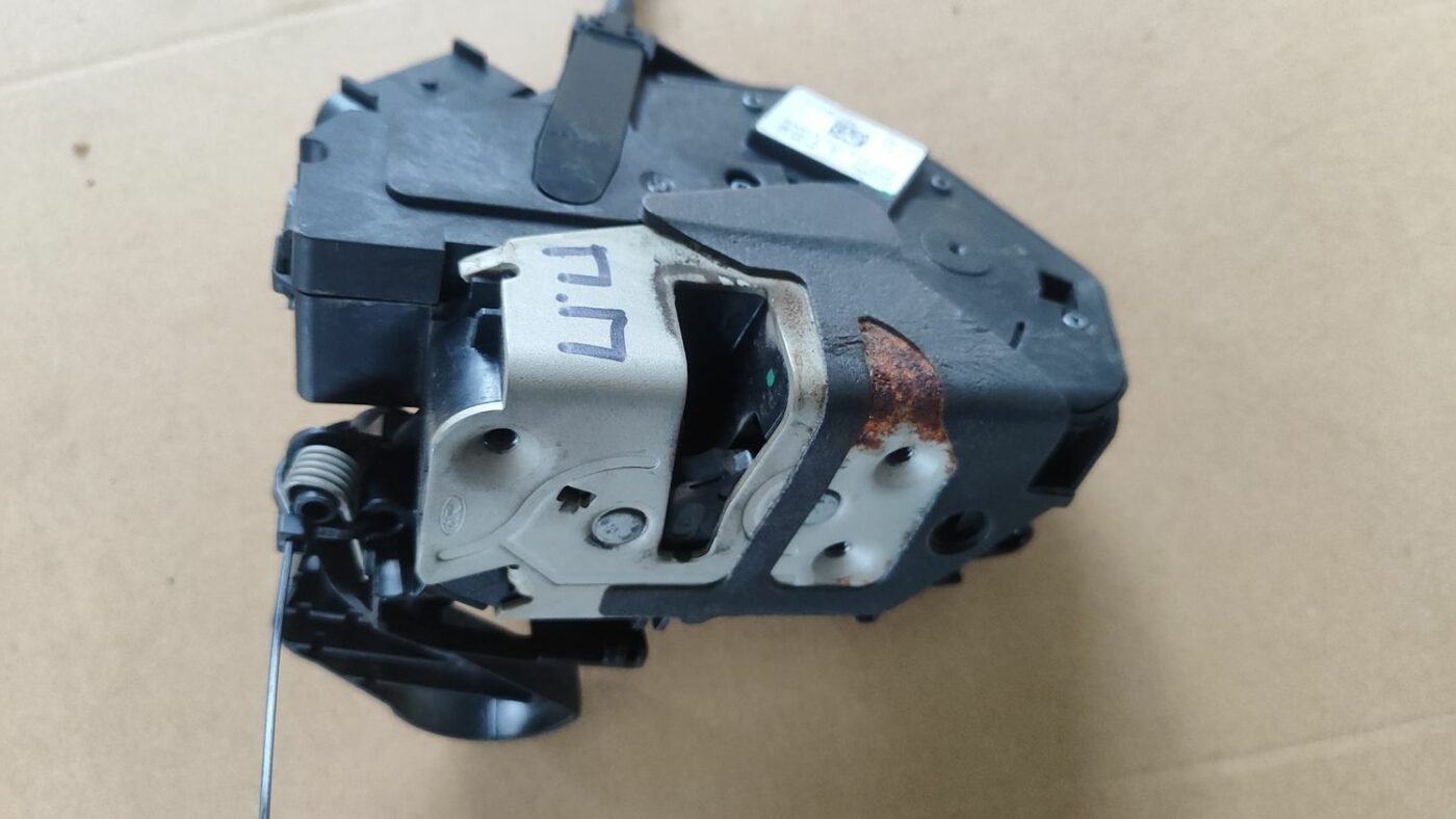 Priekšējo labo durvju slēdzene priekš FORD FOCUS 2016 UNIVERSAL 8 Priekšējo labo durvju slēdzene priekš FORD FOCUS 2016 UNIVERSAL