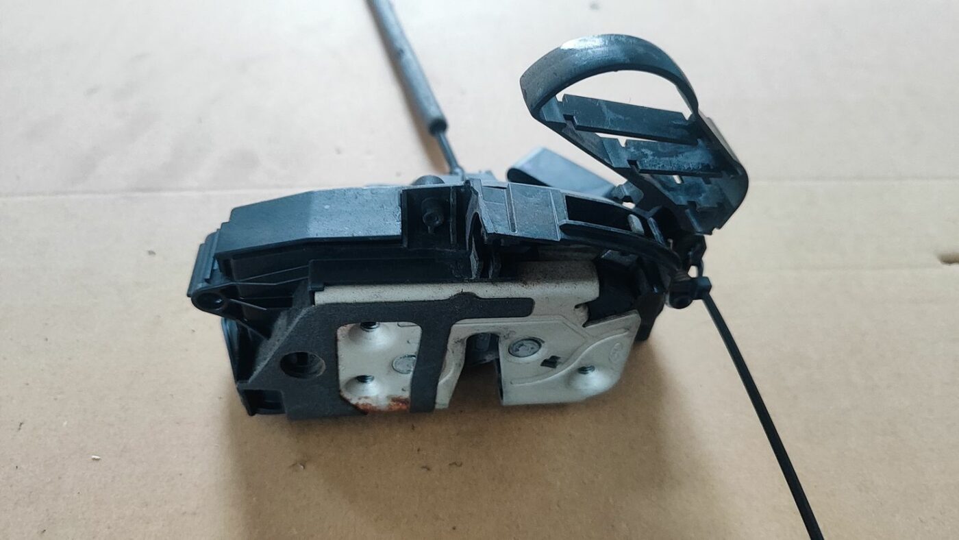 Priekšējo labo durvju slēdzene priekš FORD FOCUS 2016 UNIVERSAL 6 Priekšējo labo durvju slēdzene priekš FORD FOCUS 2016 UNIVERSAL