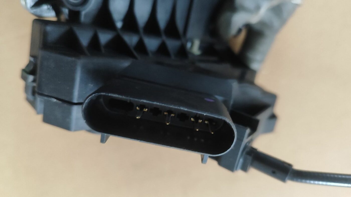 Priekšējo labo durvju slēdzene priekš FORD FOCUS 2016 UNIVERSAL 5 Priekšējo labo durvju slēdzene priekš FORD FOCUS 2016 UNIVERSAL