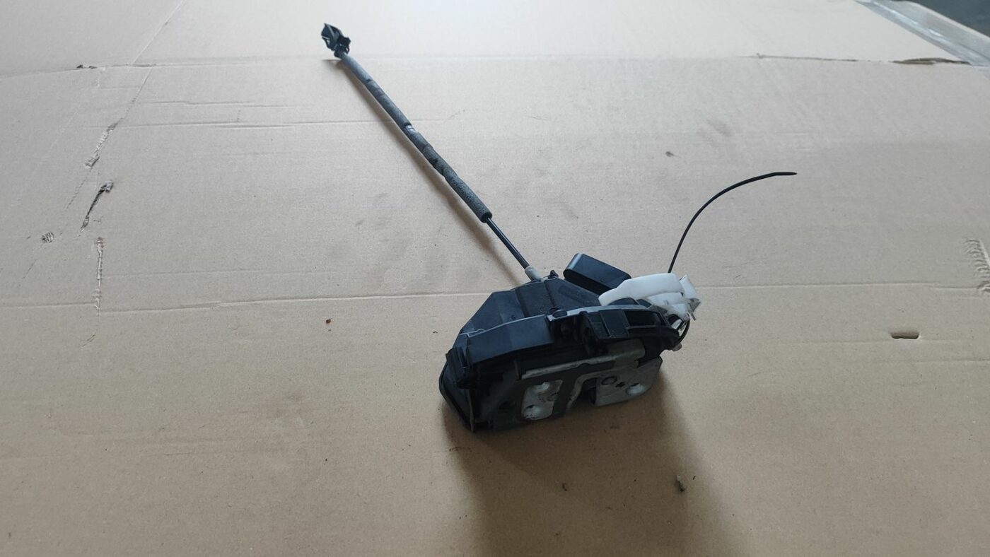 Aizmugurējo labo durvju slēdzene priekš FORD FOCUS 2016 UNIVERSAL