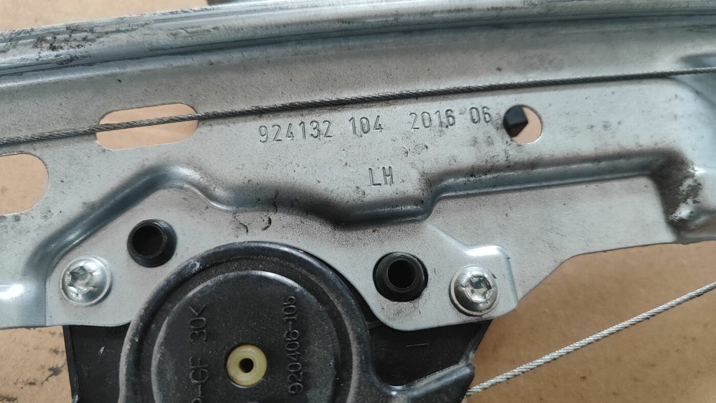 Stikla pacelšanas mehānisms aizmugurējais kreisais priekš FORD FOCUS 2016 UNIVERSAL 3 Stikla pacelšanas mehānisms aizmugurējais kreisais priekš FORD FOCUS 2016 UNIVERSAL