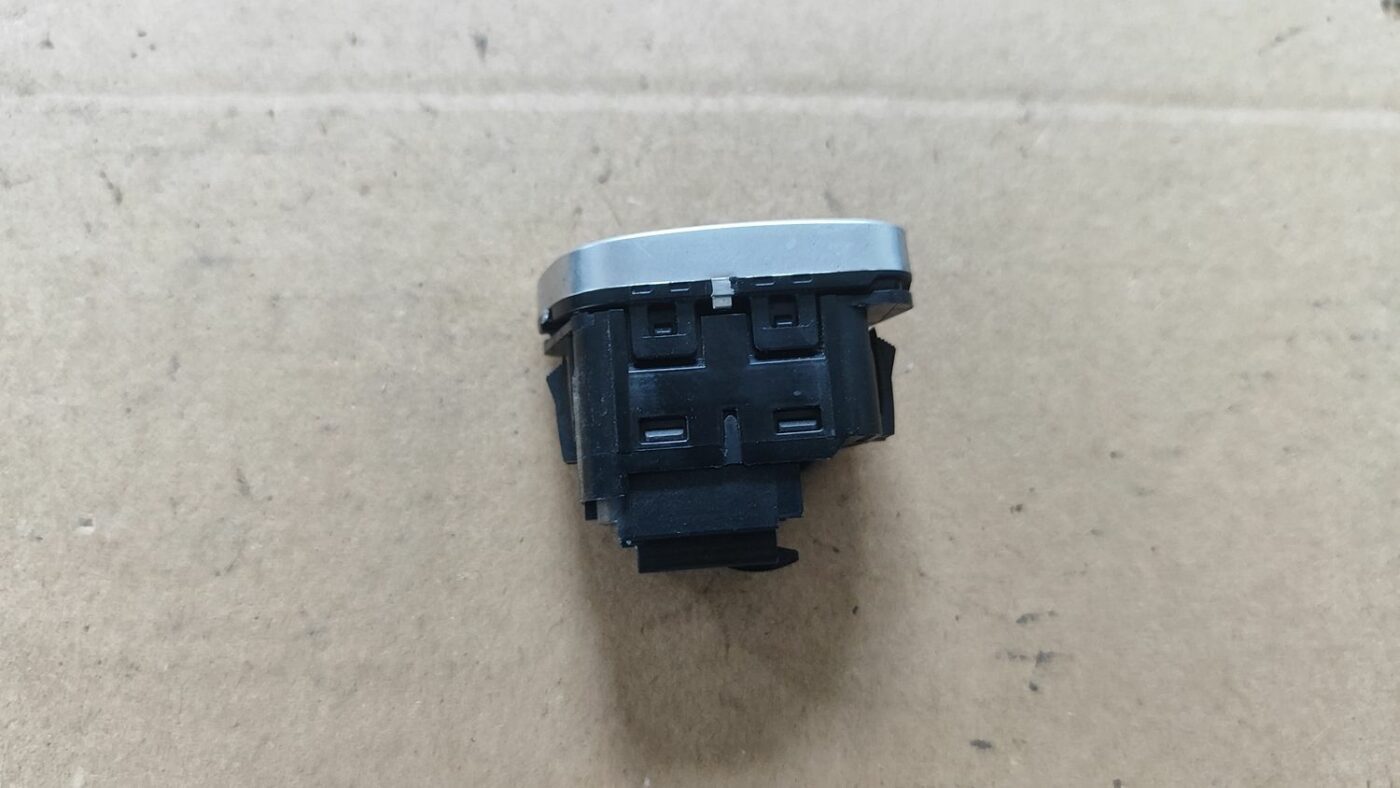 Atvēršanas/aizvēršanas poga priekš FORD FOCUS 2016 UNIVERSAL 5 Atvēršanas/aizvēršanas poga priekš FORD FOCUS 2016 UNIVERSAL