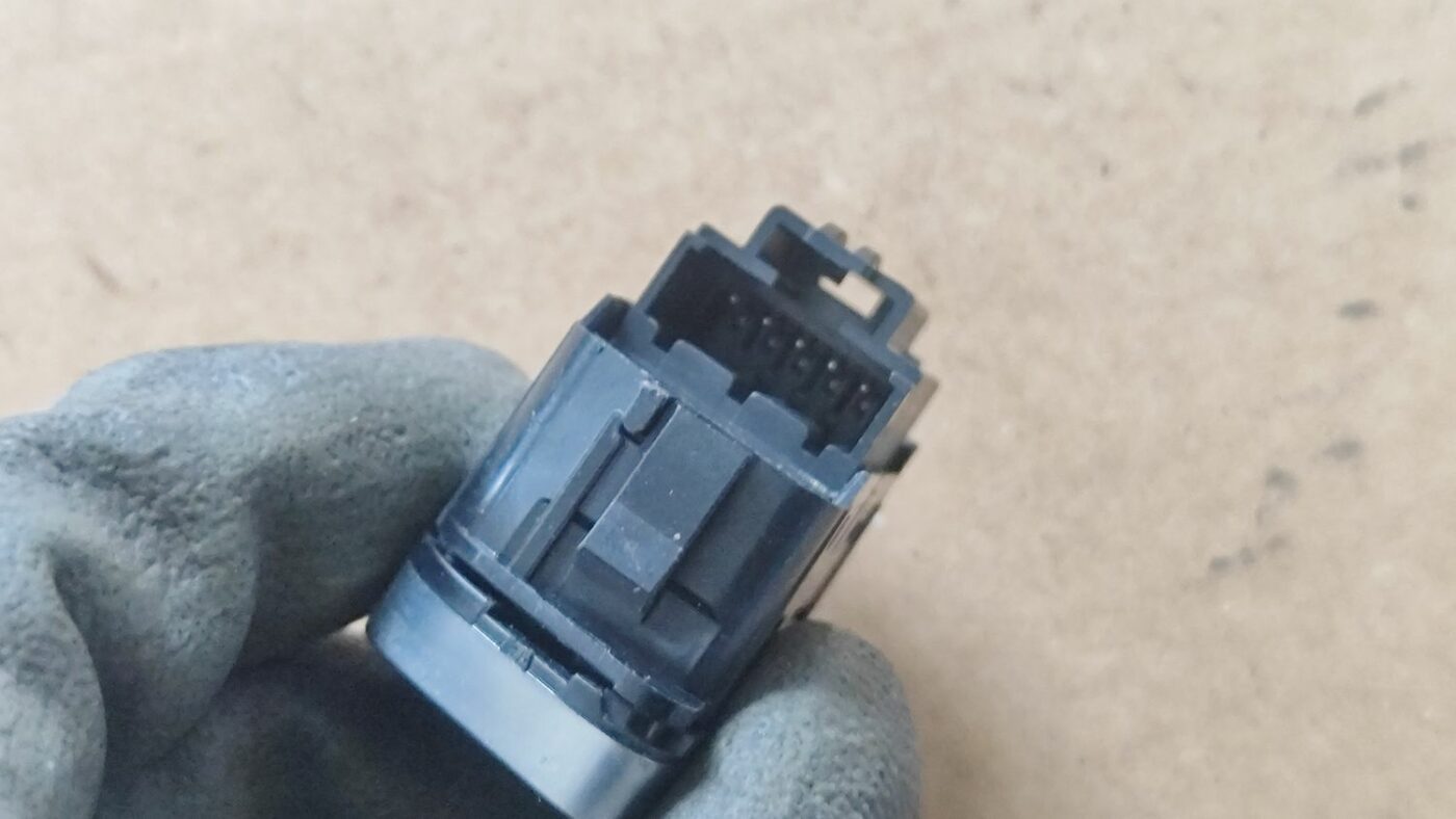 Atvēršanas/aizvēršanas poga priekš FORD FOCUS 2016 UNIVERSAL 6 Atvēršanas/aizvēršanas poga priekš FORD FOCUS 2016 UNIVERSAL