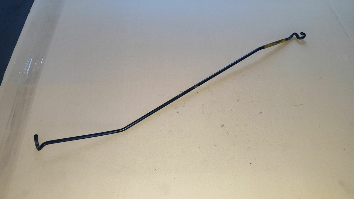 Dzinēja pārsega atbalsta kāja priekš FORD FOCUS 2016 UNIVERSAL 1 Dzinēja pārsega atbalsta kāja priekš FORD FOCUS 2016 UNIVERSAL