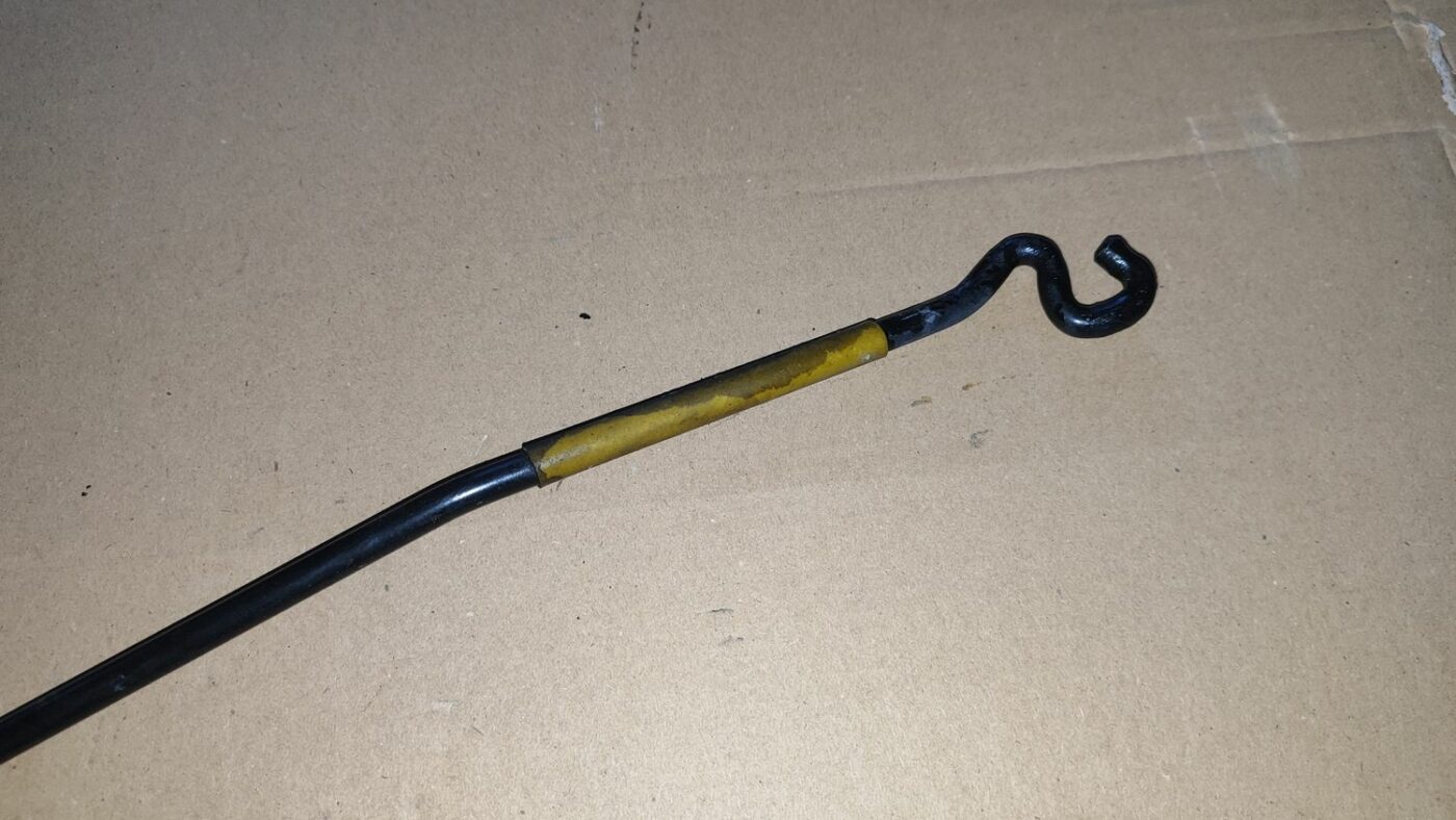 Dzinēja pārsega atbalsta kāja priekš FORD FOCUS 2016 UNIVERSAL 2 Dzinēja pārsega atbalsta kāja priekš FORD FOCUS 2016 UNIVERSAL