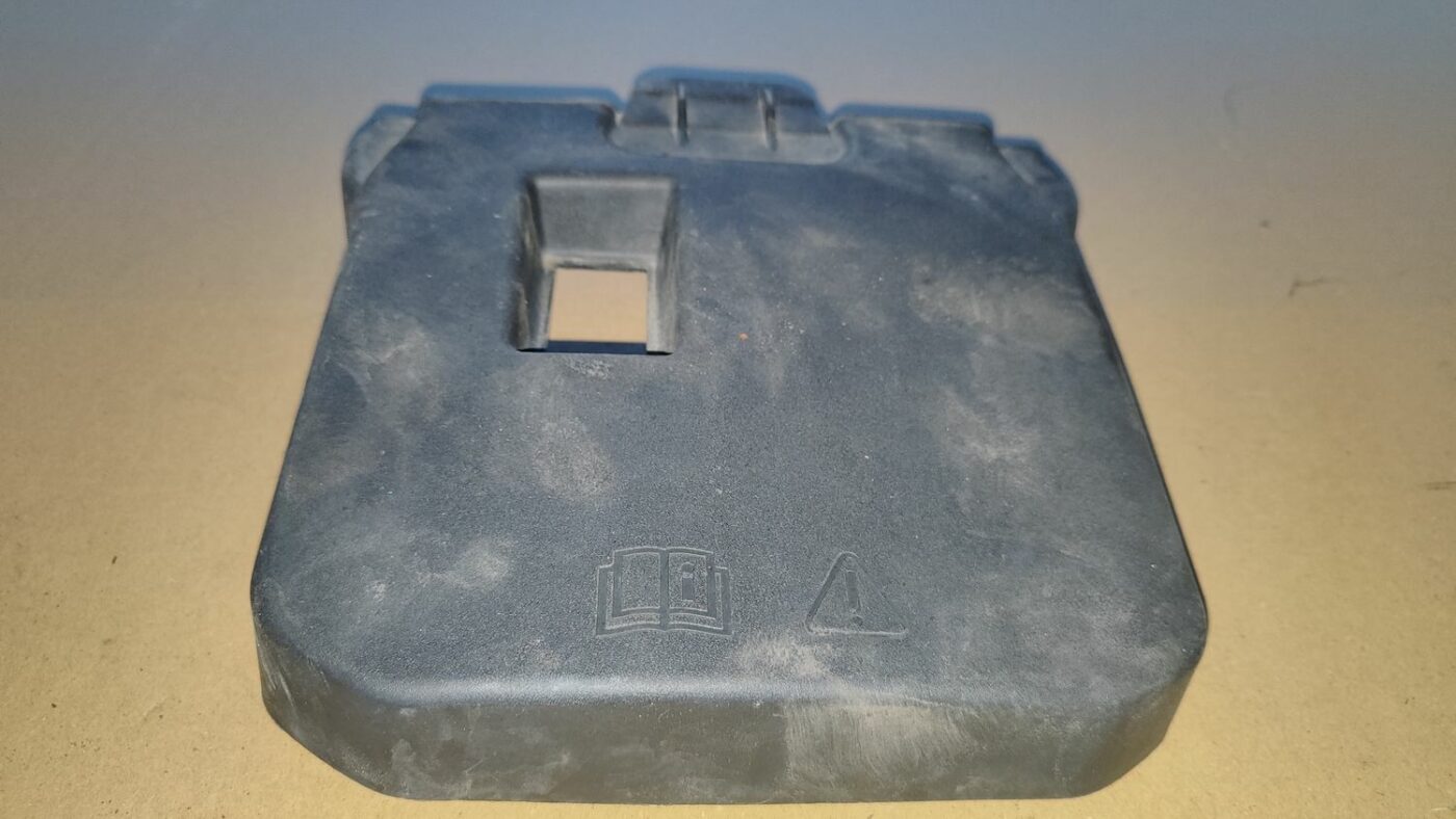 Akumulatora vāks priekš FORD FOCUS 2016 UNIVERSAL 3 Akumulatora vāks priekš FORD FOCUS 2016 UNIVERSAL