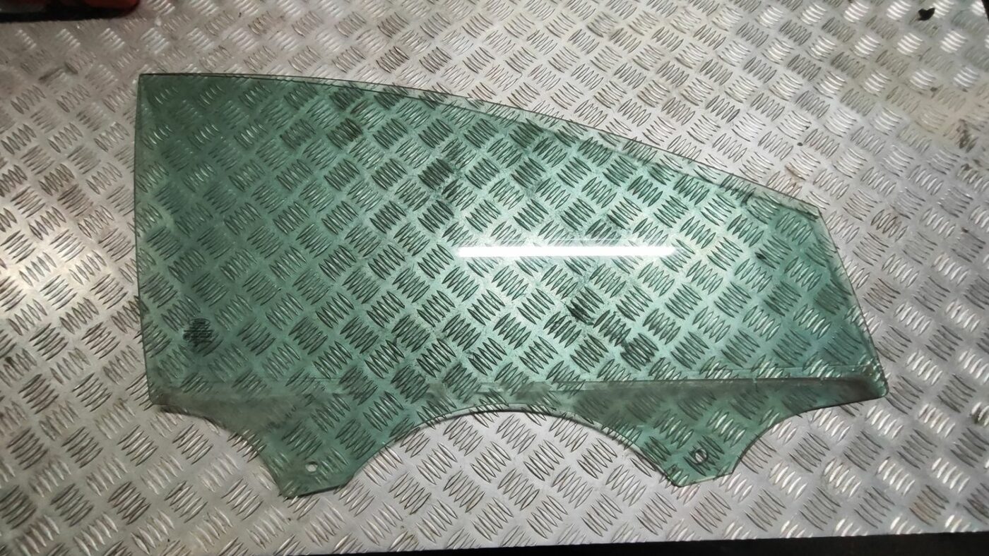 Priekšējo labo durvju stikls priekš FORD FOCUS 2016 UNIVERSAL