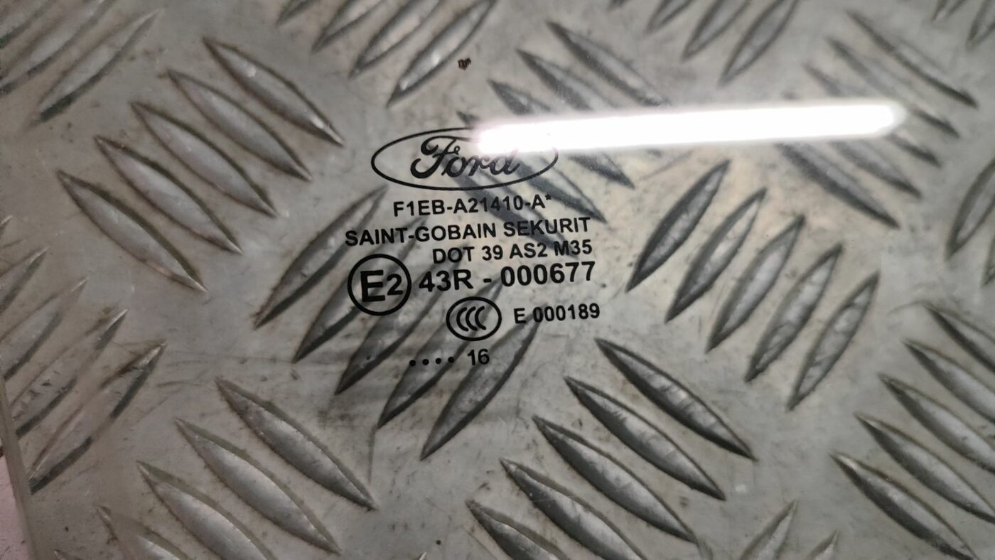 Priekšējo labo durvju stikls priekš FORD FOCUS 2016 UNIVERSAL