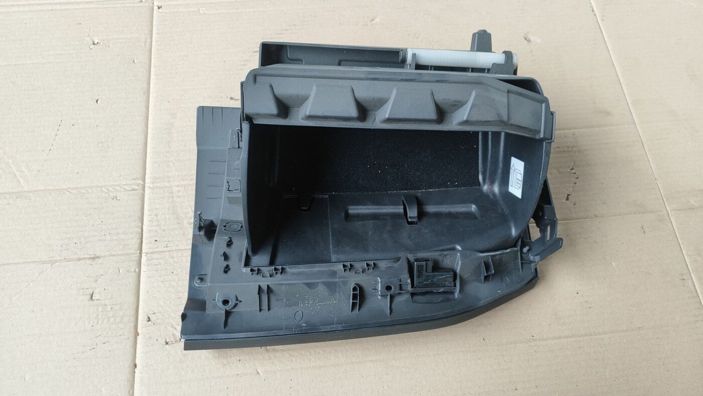 Mantu glabāšanas nodalījums pasažiera pusē priekš FORD FOCUS 2016 UNIVERSAL 6 Mantu glabāšanas nodalījums pasažiera pusē priekš FORD FOCUS 2016 UNIVERSAL