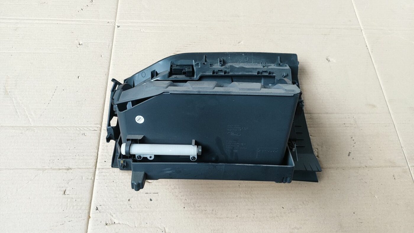 Mantu glabāšanas nodalījums pasažiera pusē priekš FORD FOCUS 2016 UNIVERSAL 5 Mantu glabāšanas nodalījums pasažiera pusē priekš FORD FOCUS 2016 UNIVERSAL