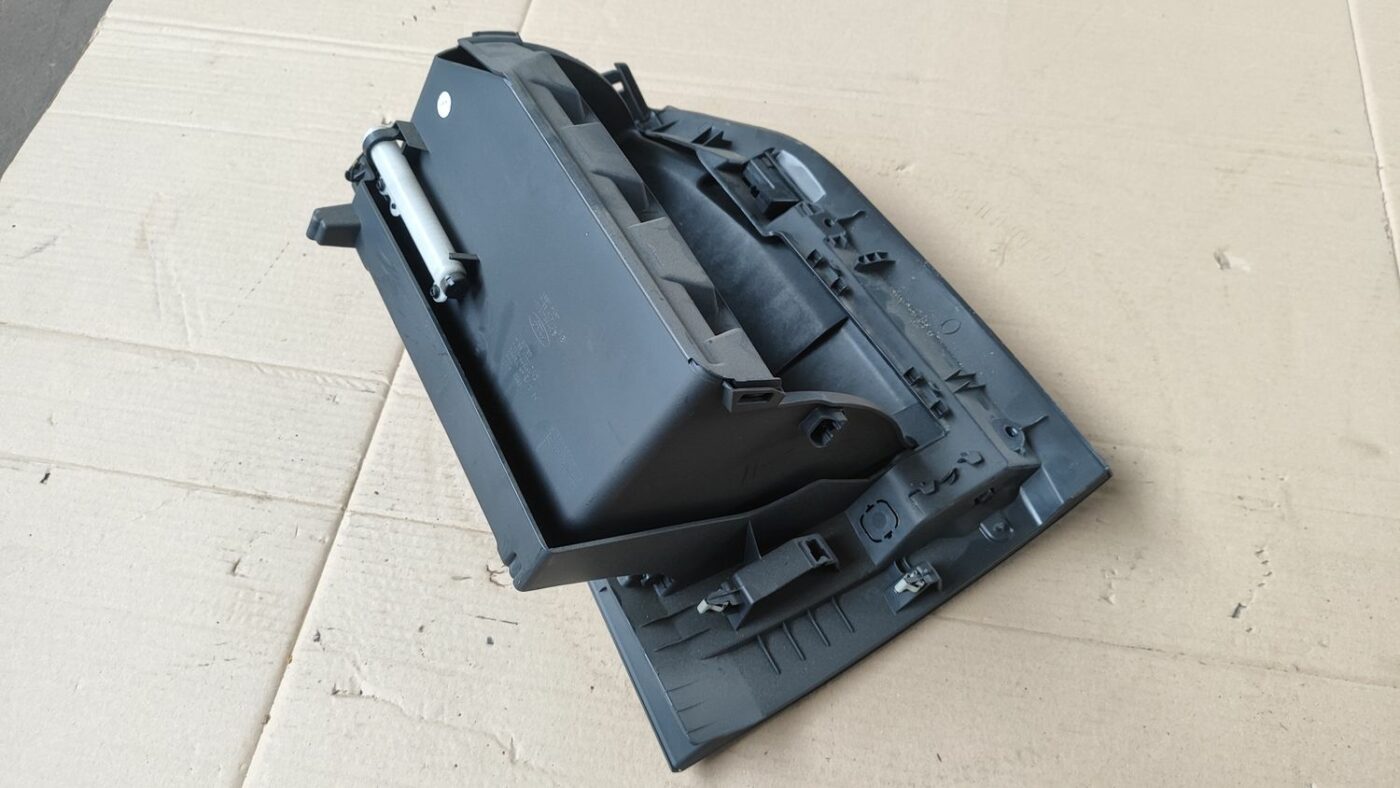 Mantu glabāšanas nodalījums pasažiera pusē priekš FORD FOCUS 2016 UNIVERSAL 3 Mantu glabāšanas nodalījums pasažiera pusē priekš FORD FOCUS 2016 UNIVERSAL