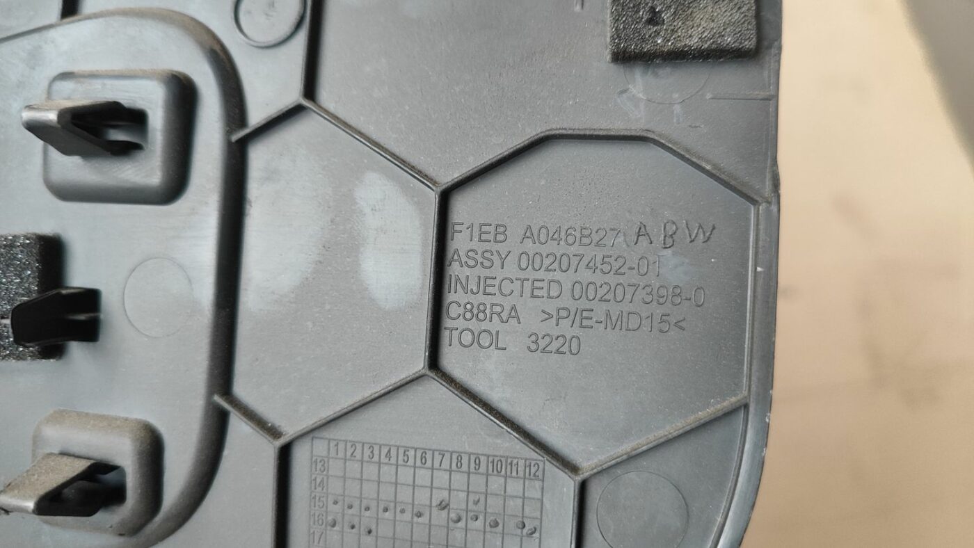 Centrālās konsoles (apdares) sānu panelis priekš FORD FOCUS 2016 UNIVERSAL 3 Centrālās konsoles (apdares) sānu panelis priekš FORD FOCUS 2016 UNIVERSAL