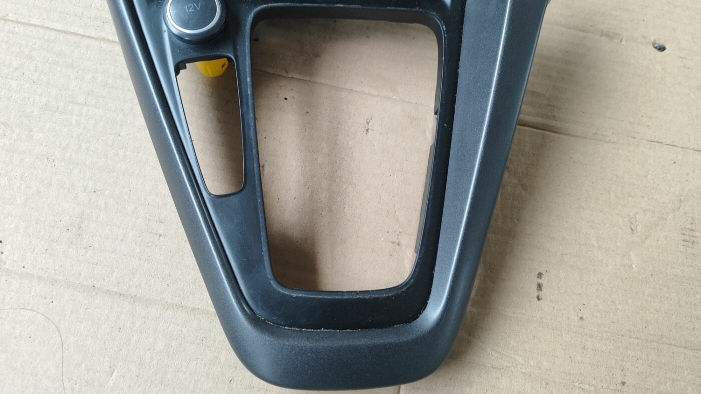 Dekoratīvs rāmis pārnesumu selektoram priekš FORD FOCUS 2016 UNIVERSAL