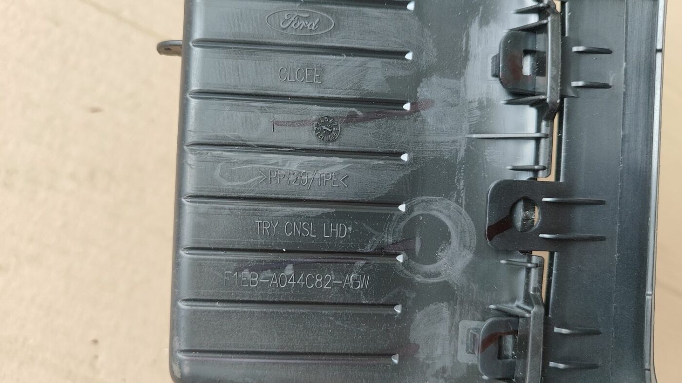 Dekoratīvs rāmis pārnesumu selektoram priekš FORD FOCUS 2016 UNIVERSAL