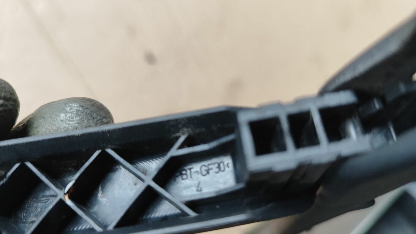 Aizmugurējā loga tīrītāja slotiņa priekš FORD FOCUS 2016 UNIVERSAL