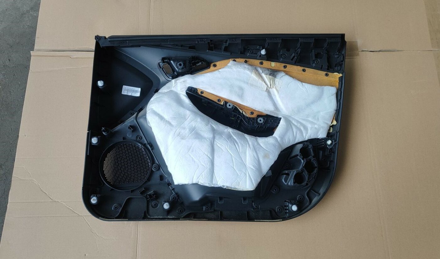 Priekšējo kreiso durvju apdare priekš FORD FOCUS 2016 UNIVERSAL