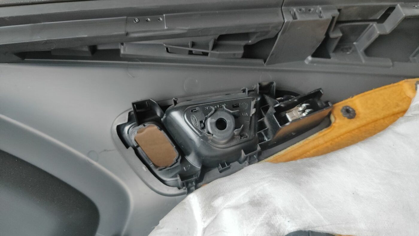 Priekšējo kreiso durvju apdare priekš FORD FOCUS 2016 UNIVERSAL