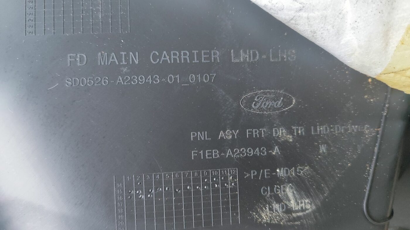 Priekšējo kreiso durvju apdare priekš FORD FOCUS 2016 UNIVERSAL