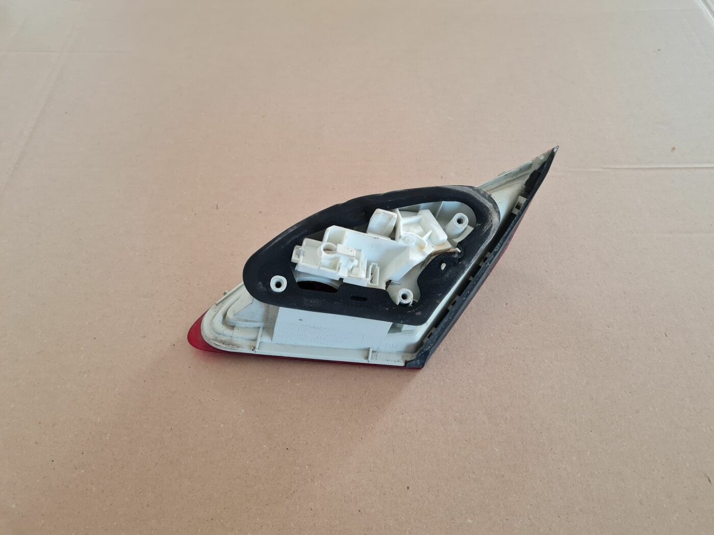 Bagāžnieka vāka kreisais lukturis priekš OPEL ASTRA J 2013 2 Bagāžnieka vāka kreisais lukturis priekš OPEL ASTRA J 2013