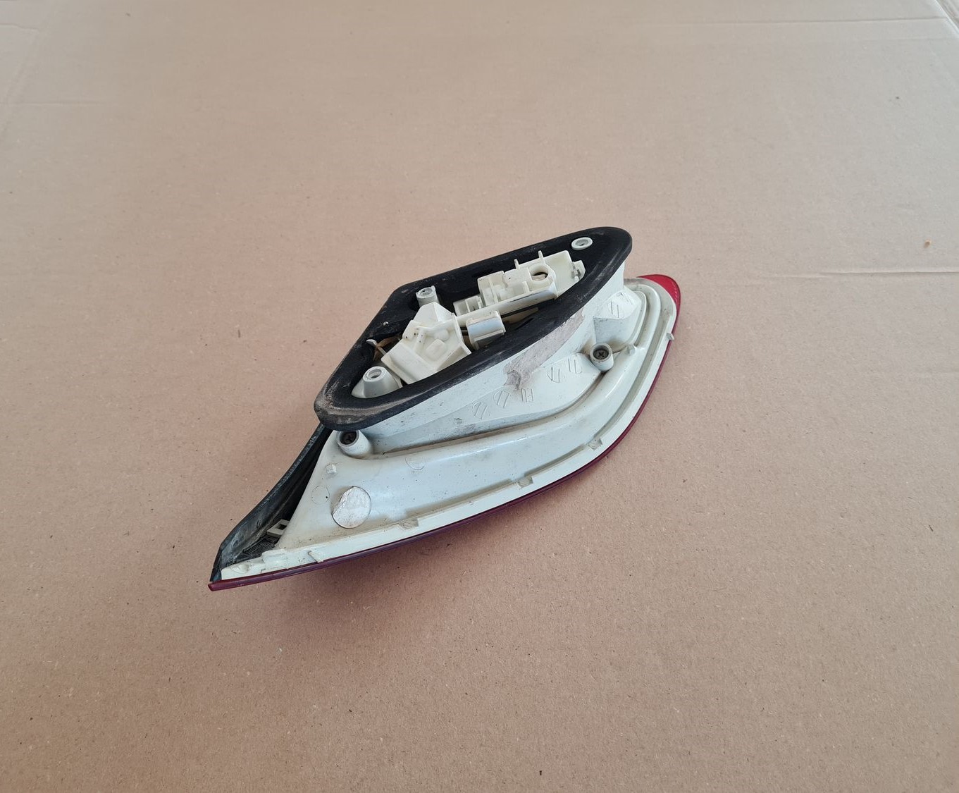 Bagāžnieka vāka kreisais lukturis priekš OPEL ASTRA J 2013 3 Bagāžnieka vāka kreisais lukturis priekš OPEL ASTRA J 2013