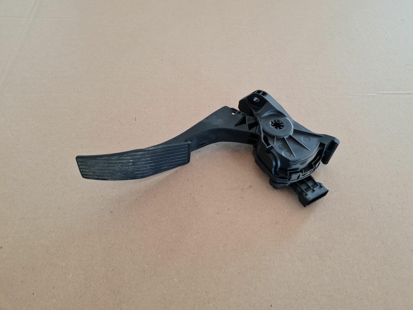 Gāzes pedālis priekš OPEL ASTRA J 2013 4 Gāzes pedālis priekš OPEL ASTRA J 2013