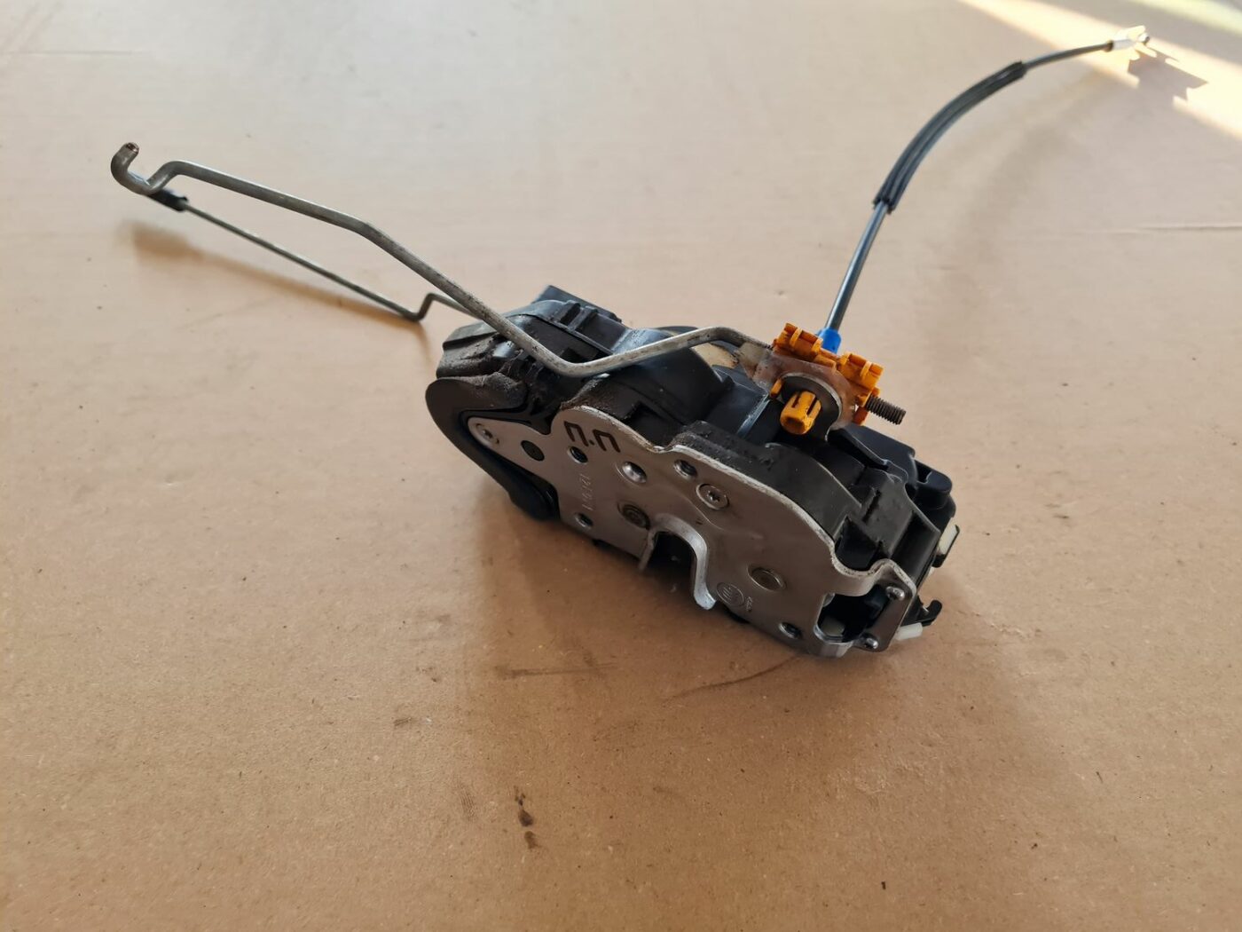 Priekšējo labo durvju slēdzene priekš OPEL ASTRA J 2013